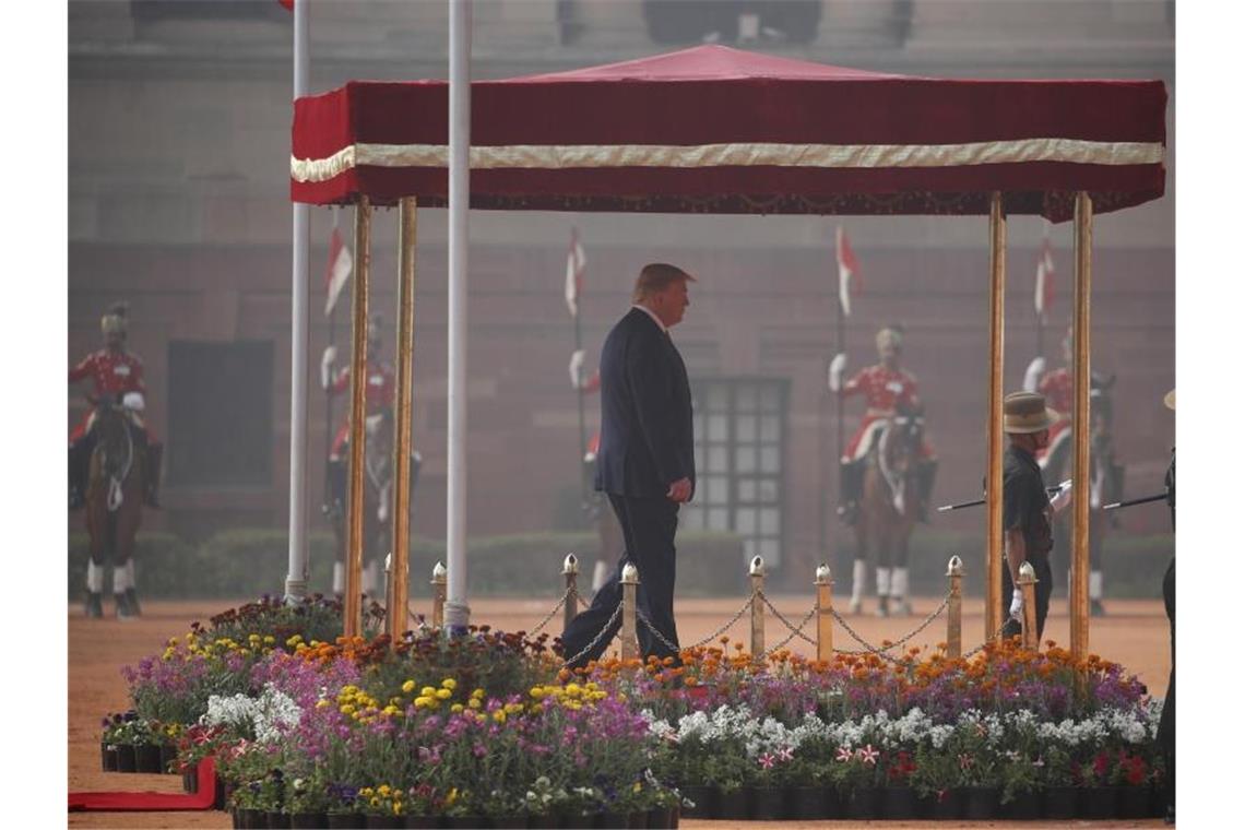Donald Trump, Präsident der USA, wird am Präsidentenpalast Rashtrapati Bhavan in Delhi feierlich begrüßt. Foto: Alex Brandon/AP/dpa