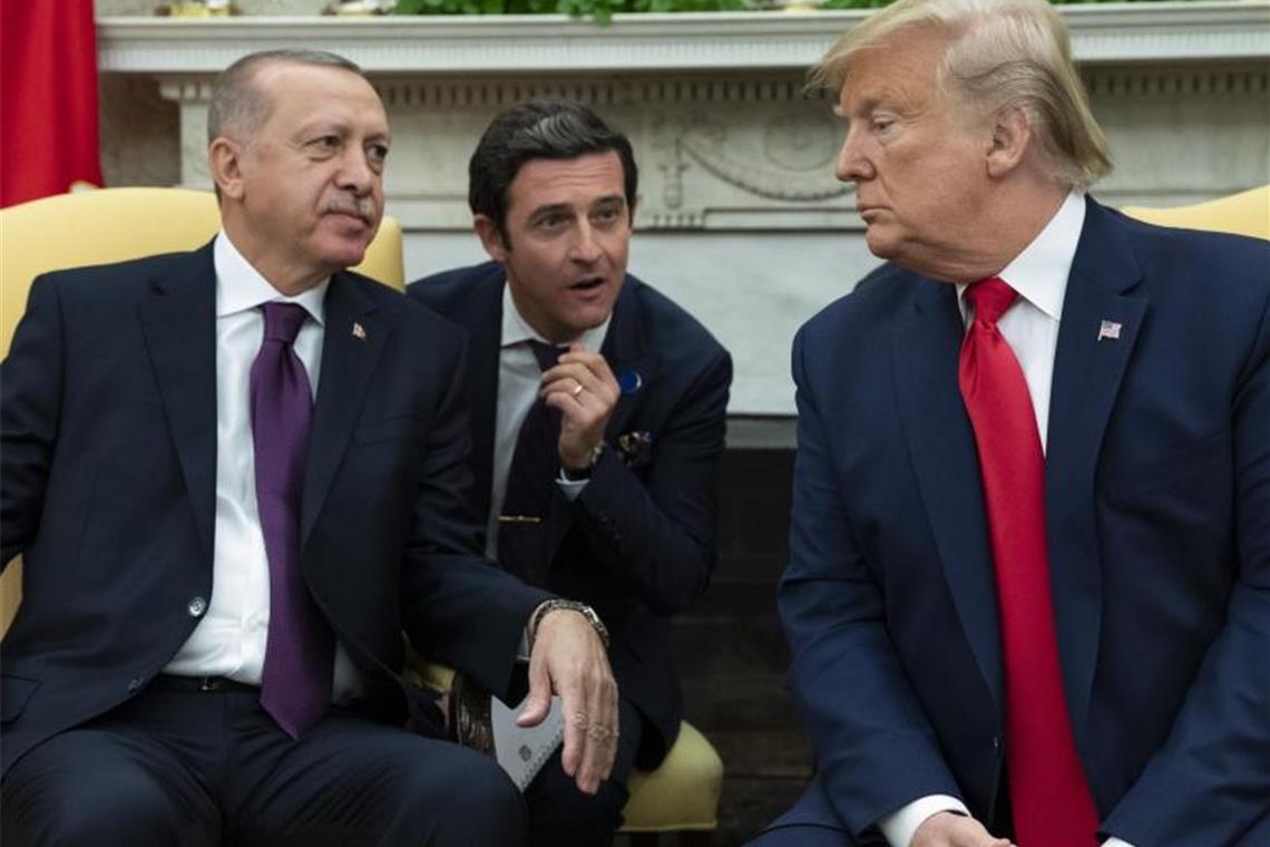 Donald Trump (r), Präsident der USA, und Recep Tayyip Erdogan (l), Präsident der Türkei, treffen sich im „Oval Office“ des Weißen Hauses. Foto: Evan Vucci/AP/dpa