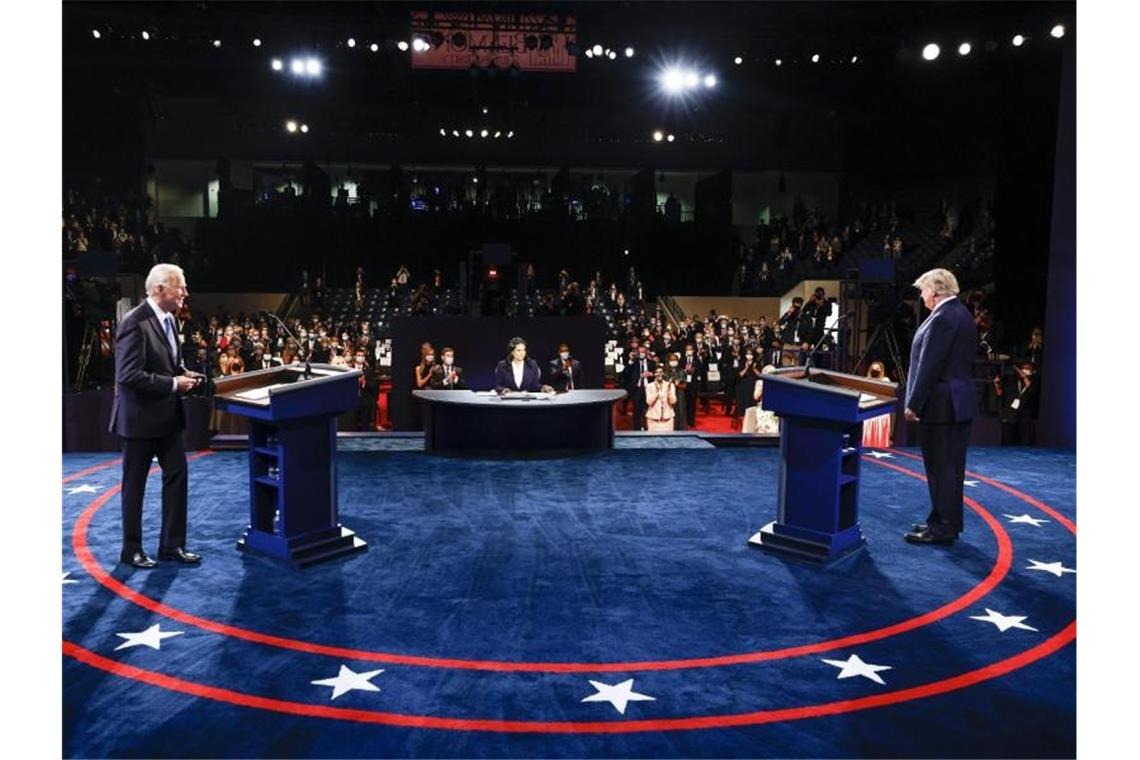 Trumps und Bidens finales TV-Duell im Faktencheck Donald Trump (r.) und Joe Biden beim letzten TV-Duell in der Belmont University. In der Mitte sitzt die Moderatorin Kristen Welker von NBC News. Foto: Jim Bourg/Reuters/AP/dpa