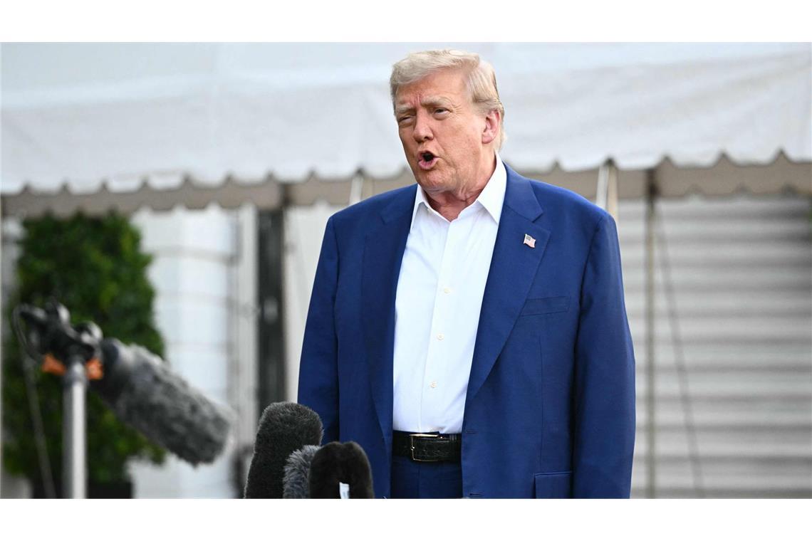Trump relativiert eigene Aussage zu Machtwechsel im Iran Donald Trump rückte von seiner angedeuteten Meinung ab, dass er einen „Regime Change“ im Iran sehen wolle.