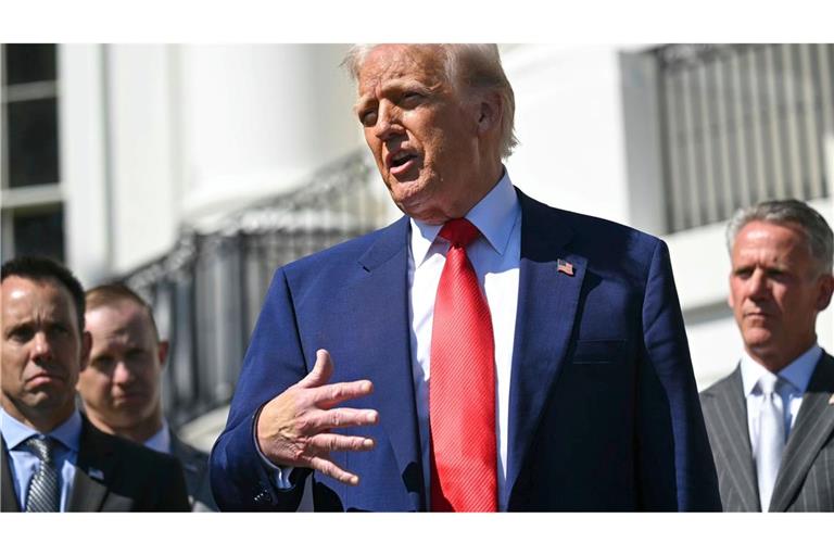 Donald Trump sagt zur Begründung für seinen Schwenk bei den US-Zöllen, die "Leute" seien unruhig und "etwas ängstlich" geworden.