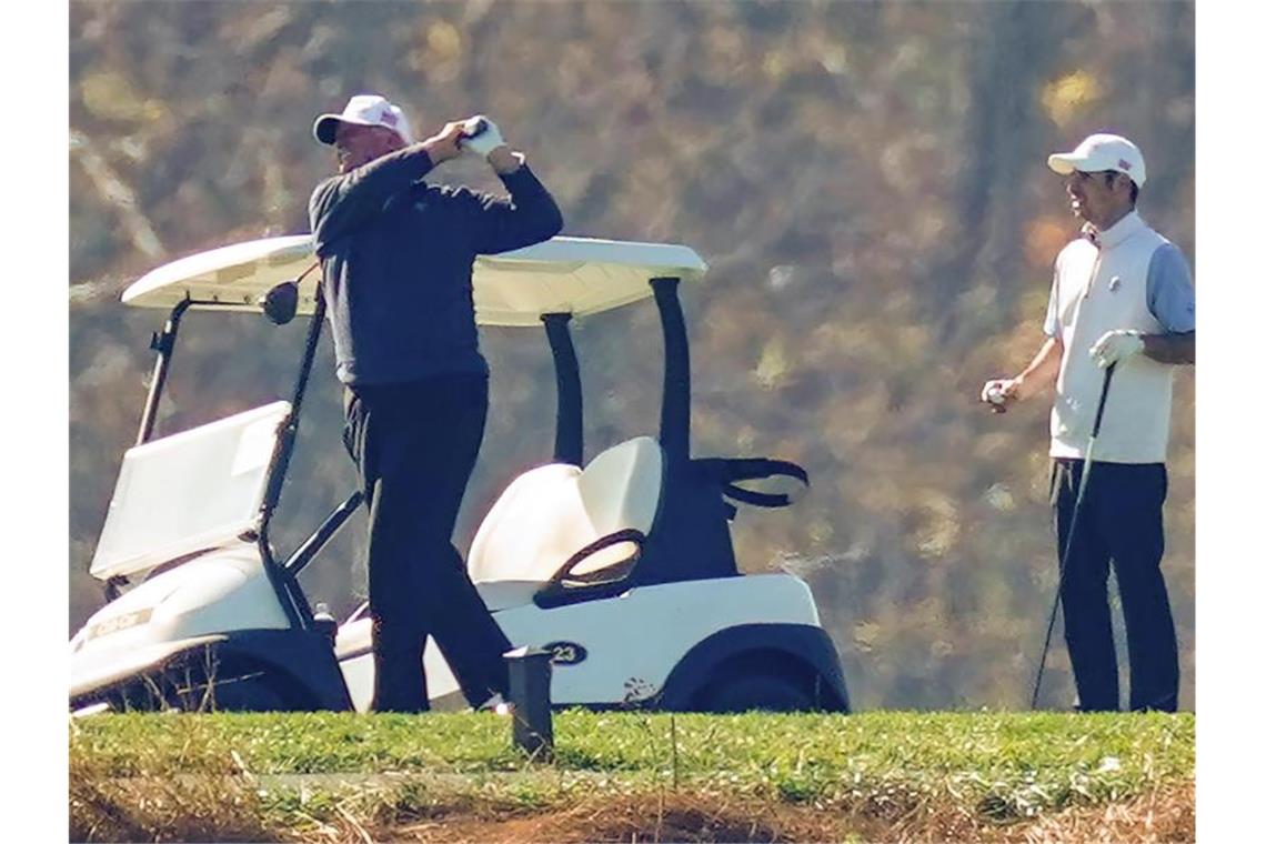 Donald Trump spielt im Trump National Golf Club in Sterling eine Runde. Foto: Steve Helber/AP/dpa