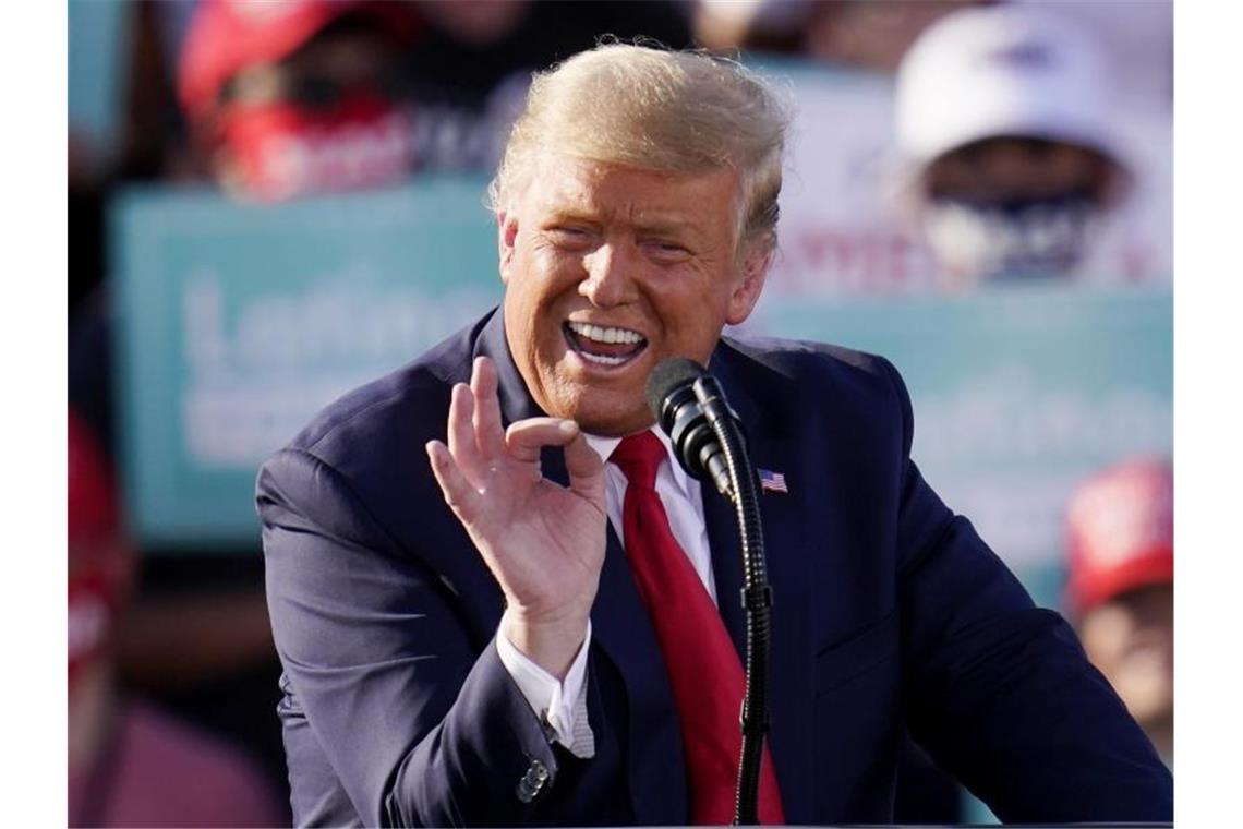 Trump nennt US-Top-Immunologen Fauci „eine Katastrophe“ Donald Trump spricht bei einer Wahlkampfveranstaltung am internationalen Flughafen Tucson im US-Bundesstaat Arizona. Foto: Ross D. Franklin/AP/dpa