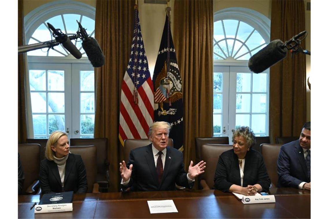 Donald Trump spricht im Kabinettsraum des Weißen Hauses, links Kirstjen Nielsen, Heimatschutzministerin. Foto: Susan Walsh/AP
