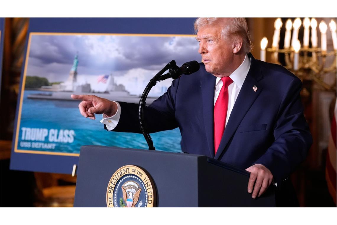 Donald Trump spricht in seinem Club Mar-a-Lago: Der US-Präsident  hat den Bau von zwei neuen Kampfschiffen für die Marine angekündigt.