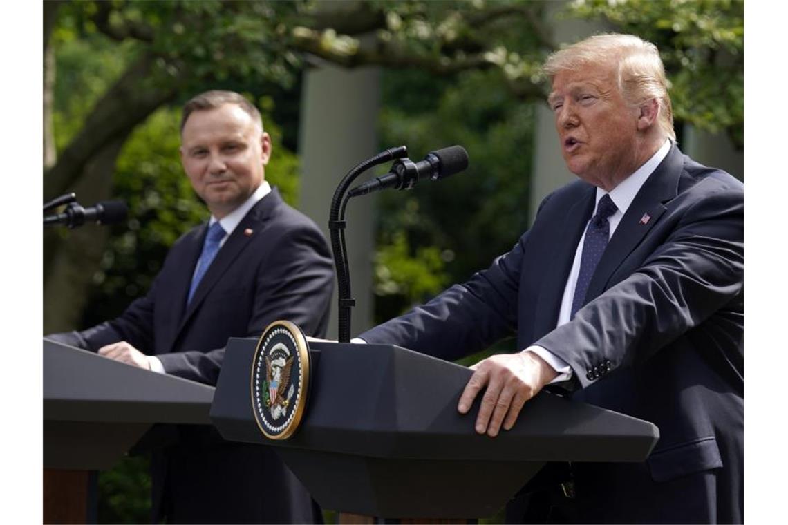 Trump: Abgezogene Truppen sollen teilweise nach Polen Donald Trump spricht neben Andrzej Duda während einer Pressekonferenz im Rosengarten des Weißen Hauses. Foto: Evan Vucci/AP/dpa