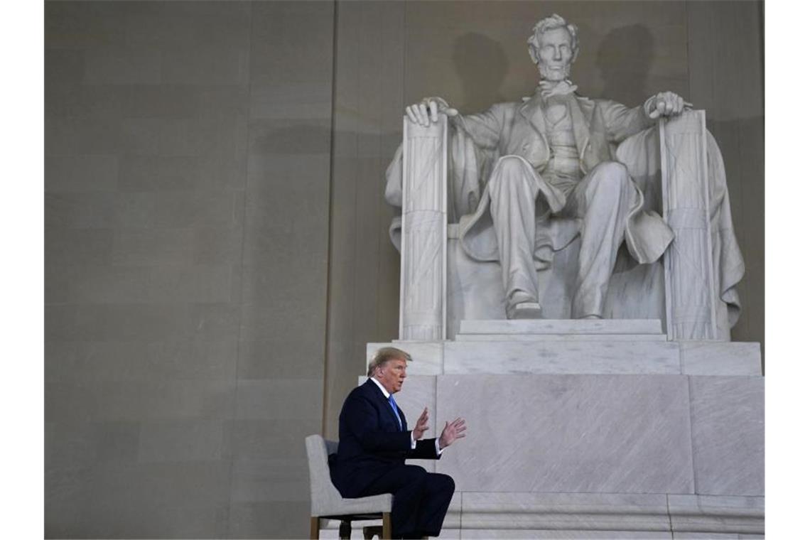 Donald Trump spricht während einer Fernsehaufzeichnung mit dem US-Sender Fox News im Lincoln Memorial. Foto: Evan Vucci/AP/dpa
