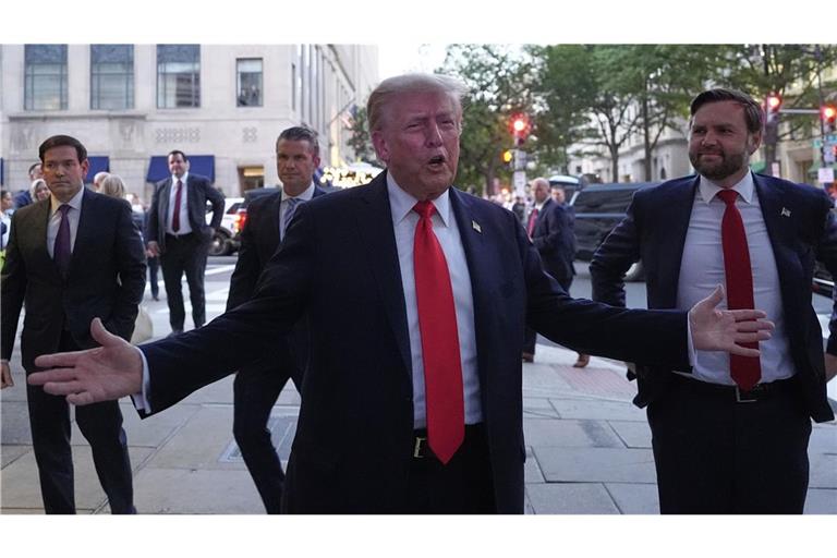 Donald Trump spricht zu Reportern, bevor er ein Restaurant in der Nähe des Weißen Hauses betritt, um mit Außenminister Marco Rubio, Verteidigungsminister Pete Hegseth und Vizepräsident JD Vance zu Abend zu essen.