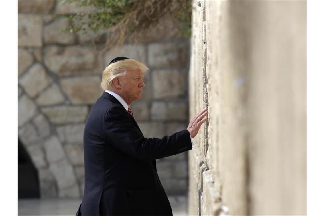 Donald Trump steht am 22.05.2017 vor der Klagemauer in Jerusalem. Trump ist der erste US-Präsident, der das höchste jüdische Heiligtum während seiner Amtszeit besucht hat. Foto: Evan Vucci/AP/Archiv
