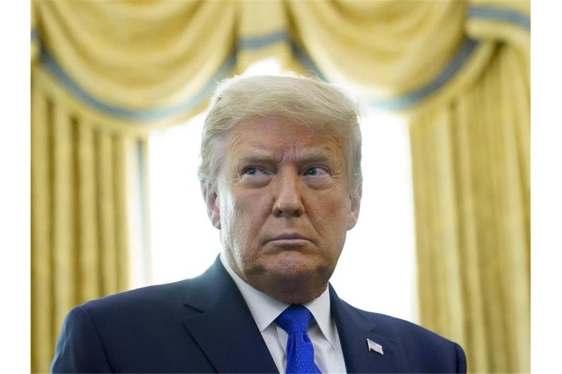Donald Trump steht im Oval Office des Weißen Hauses. Foto: Patrick Semansky/AP/dpa