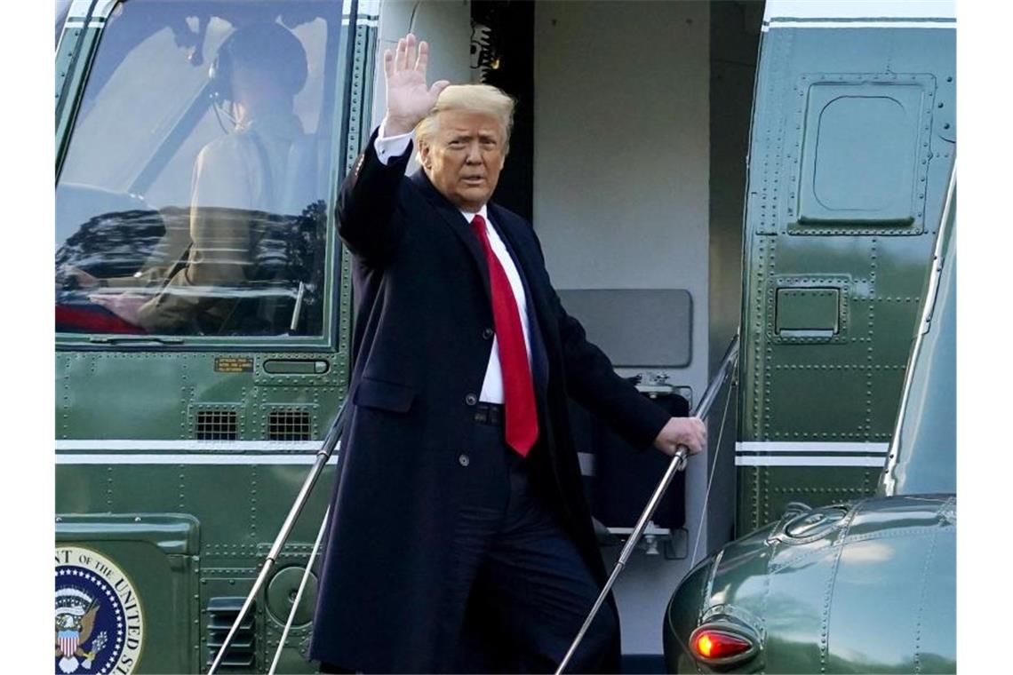Trump geht mit neuen Verteidigern in Amtsenthebungsverfahren Donald Trump steigt am Tag der Amtseinführung von Joe Biden in die Marine One. Foto: Alex Brandon/AP/dpa