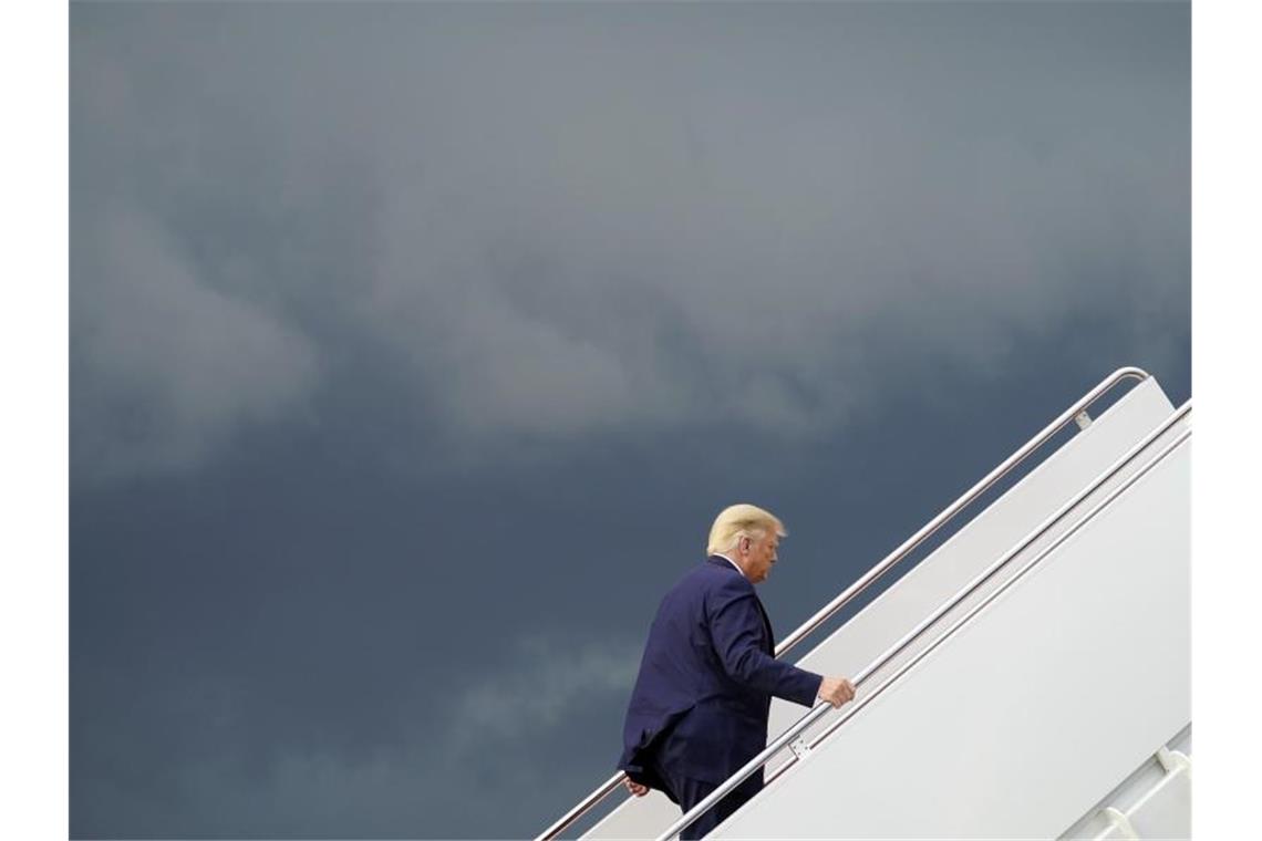 Donald Trump steigt auf der Andrew Air Force Base in die Air Force One, um zu einer Wahlkampfkundgebung zu reisen. Foto: Evan Vucci/AP/dpa