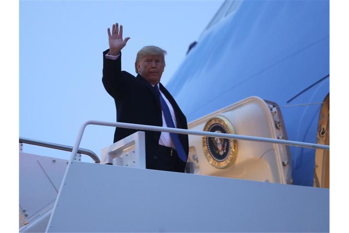 Weg für Amtsenthebungsverfahren gegen Trump endgültig frei Donald Trump steigt in die Air Force One, um zu einer Wahlkampfveranstaltung nach Milwaukee zu reisen. Foto: Evan Vucci/AP/dpa