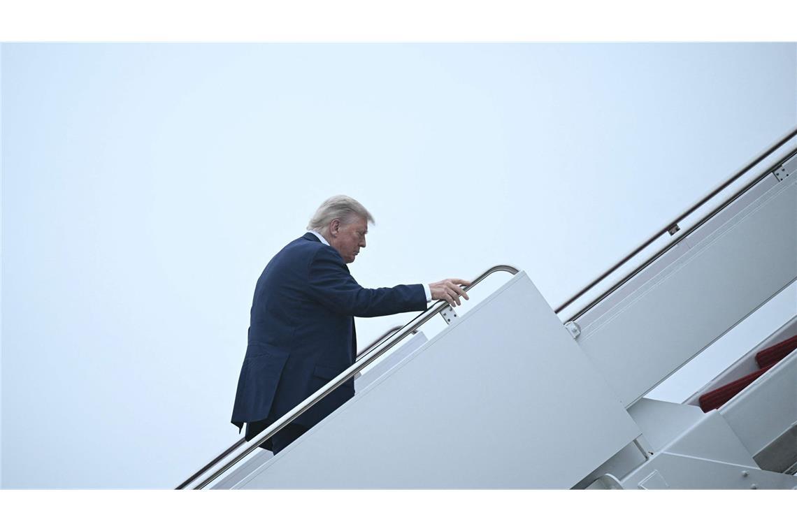 Trump zu G7-Start: Ausschluss Russlands aus G8 war Fehler Donald Trump steigt in eine Flugzeug auf dem Weg zum G7-Gipfel in Kanada.