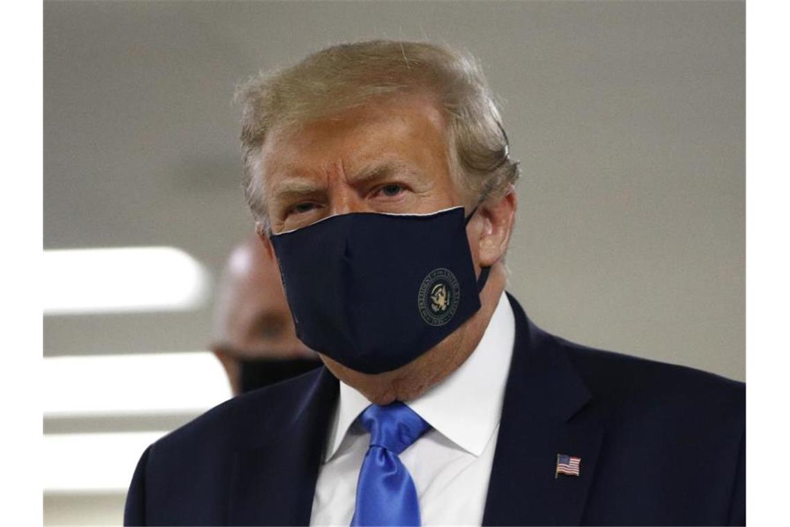 Donald Trump trägt während seines Besuches im Walter-Reed-Militärkrankenhaus einen Mund-Nasen-Schutz. Foto: Patrick Semansky/AP/dpa