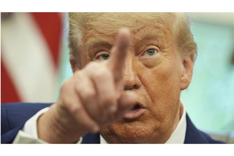 Donald Trump überrascht die EU und kündigt für den 1. August neue Zölle in Höhe von 30 Prozent an.