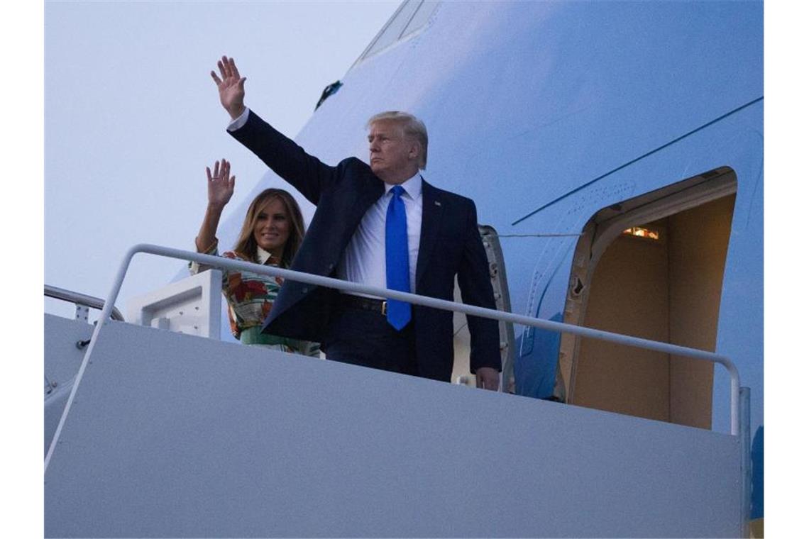 Donald Trump und First Lady Melania auf ihrem Weg nach Großbritannien. Foto: Alex Brandon/AP