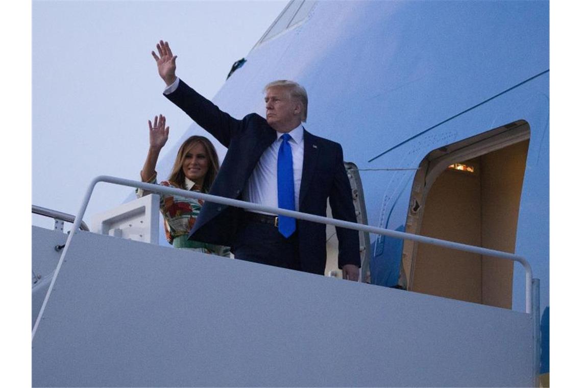 Erster Eklat schon vor Trumps Ankunft in Großbritannien Donald Trump und First Lady Melania auf ihrem Weg nach Großbritannien. Foto: Alex Brandon/AP