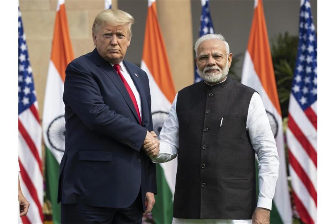 Furcht vor Huawei: Trump macht Indien Druck beim Thema 5G Donald Trump und Narendra Modi während ihres Treffens in Neu Delhi. Foto: Alex Brandon/AP/dpa