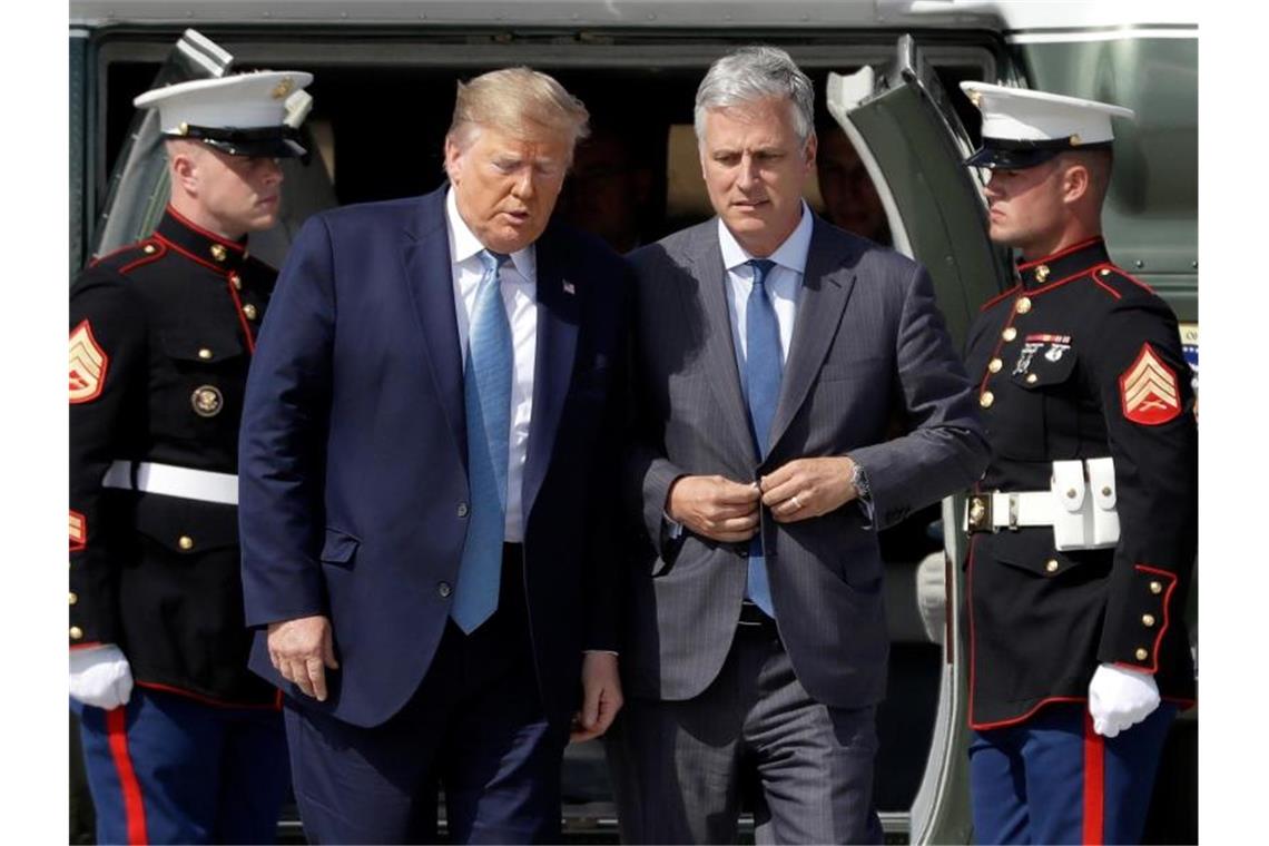 Donald Trump und Robert O'Brien am Flughafen von Los Angeles. Foto: Evan Vucci/AP