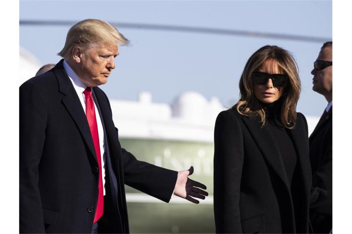 Donald Trump und seine Frau Melania Trump kurz vor ihrem Abflug nach Indien. Foto: Alex Brandon/AP/dpa