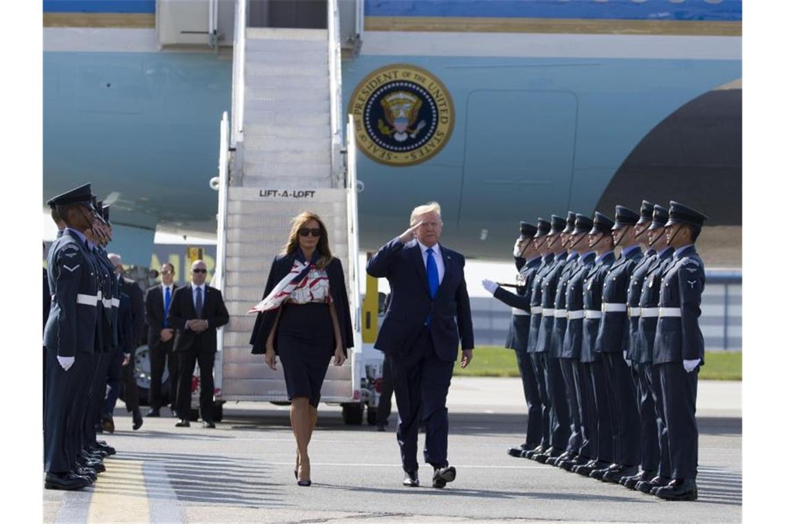 Donald Trump und seine Frau werden mit militärischen Ehren am Flughafen Stansted empfangen. Foto: Alex Brandon/AP