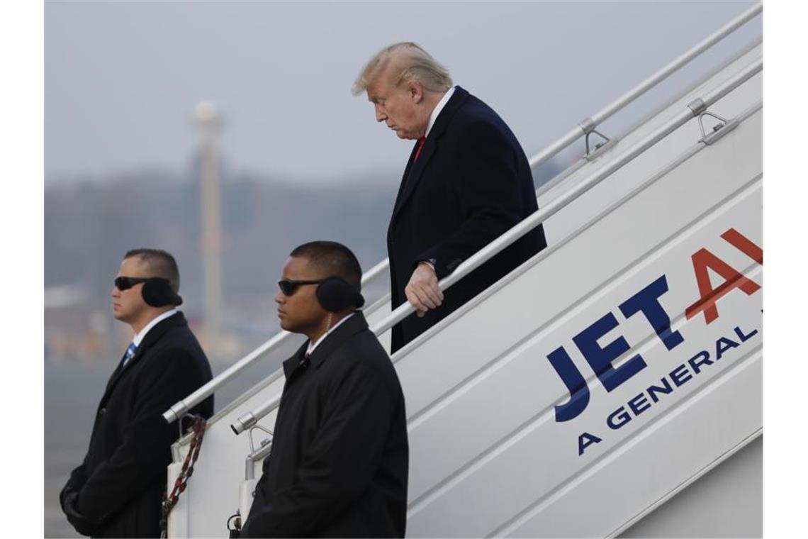 Trump gegen Greta in Davos: Das Rededuell um den Klimaschutz Donald Trump verlässt am Flughafen Zürich die Air Force One. Foto: Evan Vucci/AP/dpa