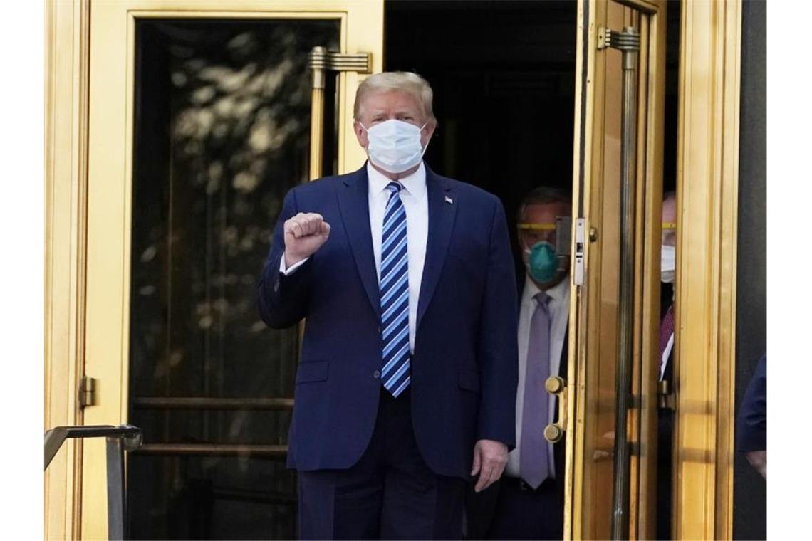 Donald Trump verlässt das Walter Reed Militärkrankenhaus. Foto: Evan Vucci/AP/dpa