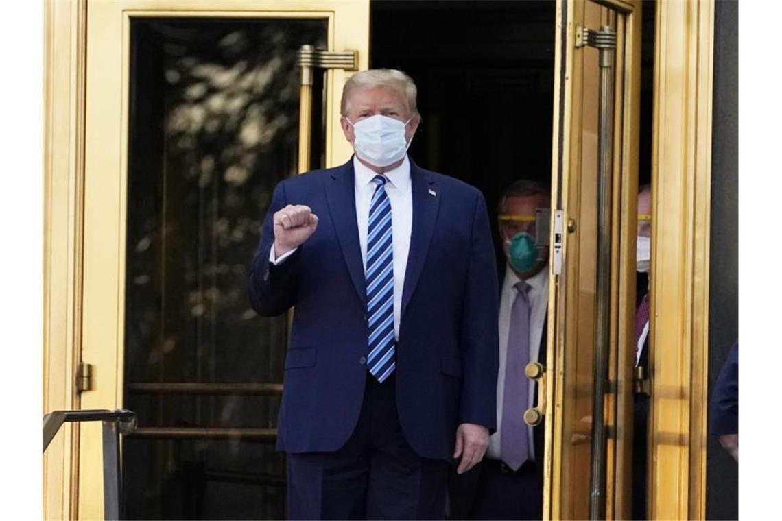 Trump hat Krankenhaus nach dreitägiger Behandlung verlassen Donald Trump verlässt das Walter Reed Militärkrankenhaus. Foto: Evan Vucci/AP/dpa
