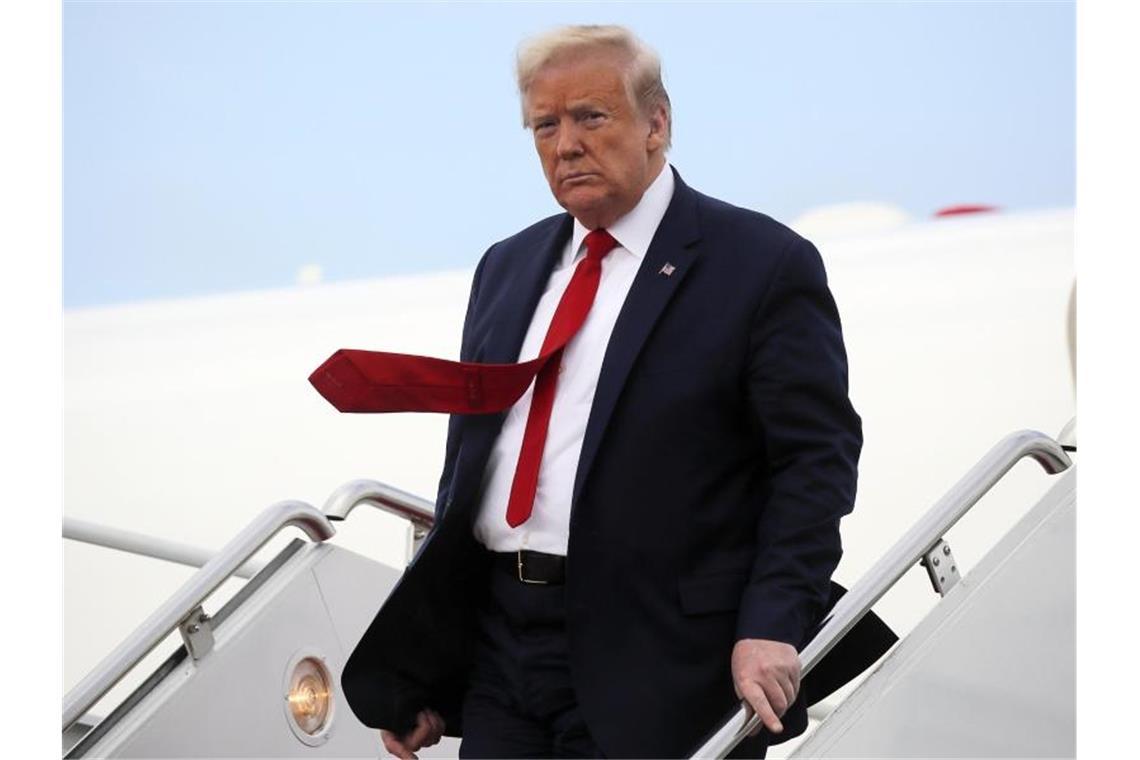 Trump will USA für künftige Epidemien wappnen Donald Trump verlässt die Air Force One auf der Andrews Air Force Base. Foto: Carlos Barria/Pool Reuters/AP/dpa