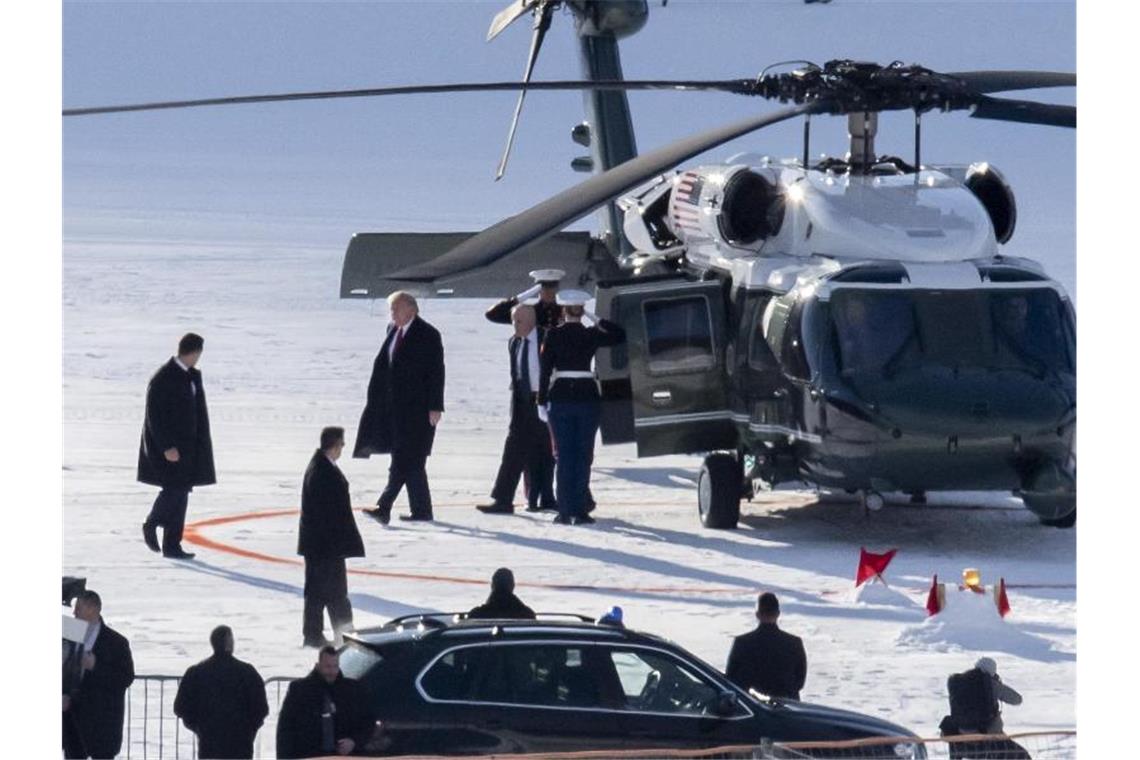 Trump gegen Greta in Davos: Das Rededuell um den Klimaschutz Donald Trump verlässt nach der Landung in Davos den Hubschrauber Marine One. Foto: Ennio Leanza/KEYSTONE/dpa