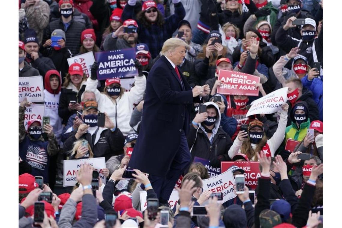 Trump verschärft Angriffe auf Biden Donald Trump vor Anhängern in Muskegon County. Foto: Carlos Osorio/AP/dpa