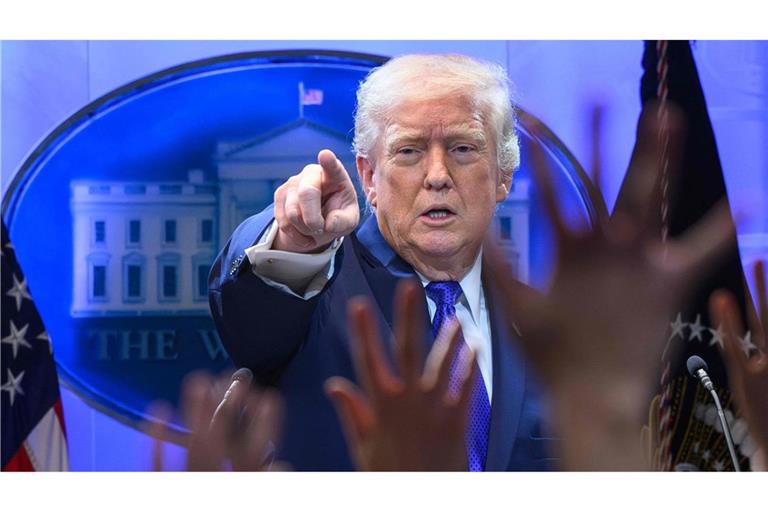 Donald Trump während einer Pressekonferenz nach dem vernichtenden Urteil des Obersten Gerichtshofes zu seinen Zöllen. Als Reaktion beschimpft der US-Präsident die Richter und verkündet neue Zölle.