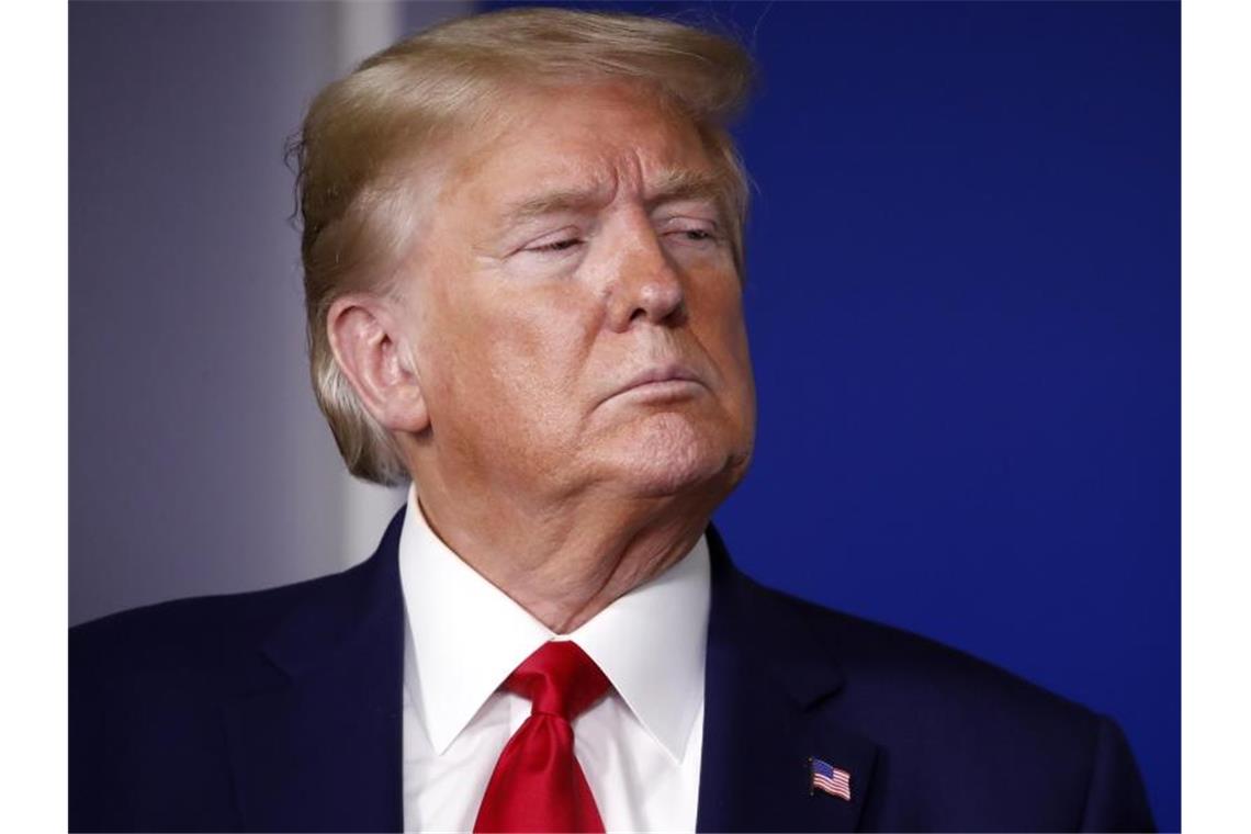 Trump will Einwanderung in die USA zeitweise aussetzen Donald Trump will den "unsichtbaren Feind" abwehren - durch Aussetzung der Einwanderung. Foto: Alex Brandon/AP/dpa