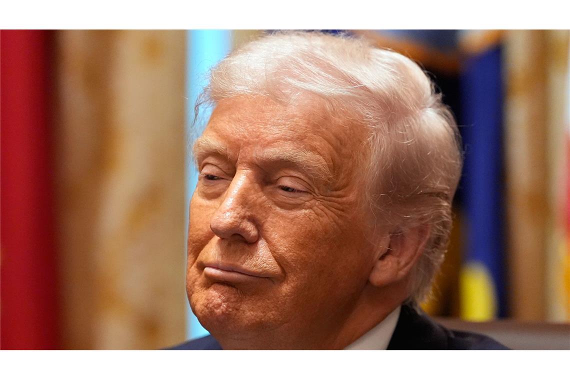 Donald Trump wirft der Rundfunkanstalt Verleumdung vor.