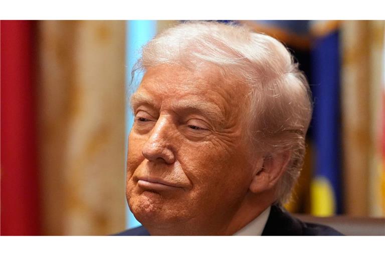 Donald Trump wirft der Rundfunkanstalt Verleumdung vor.