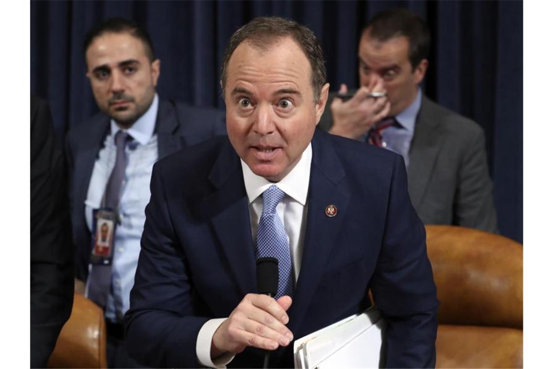 Trump greift Ex-Ukraine-Botschafterin während Aussage an Donald Trumps Intimfeind: Der demokratische Kongressabgeordnete Adam Schiff, Vorsitzender des Geheimdienstausschusses und Leiter der laufenden Ermittlungen, bei der zweiten öffentlichen Anhörung. Foto: Andrew Harnik/AP/dpa