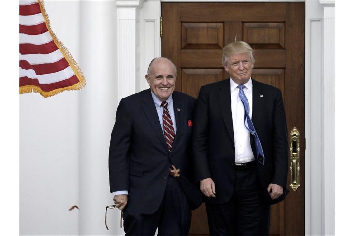 Donald Trumps persönlicher Anwalt Rudolf Giuliani (l.) hat Vorladungen von drei Ausschüssen im US-Repräsentantenhaus erhalten. Foto: Peter Foley/epa/dpa
