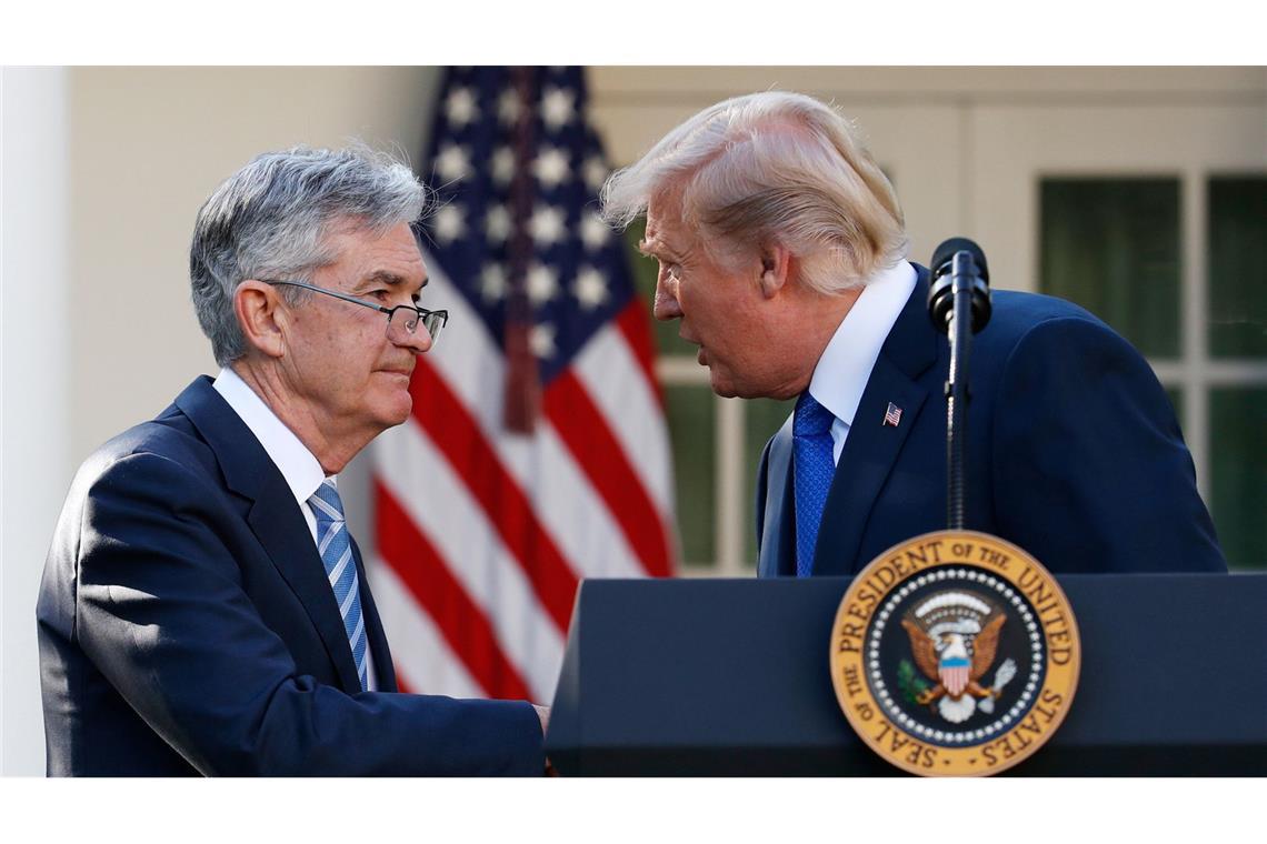 US-Notenbank hält Leitzins auf hohem Niveau stabil Donald Trunp (rechts) mit Jerome Powell