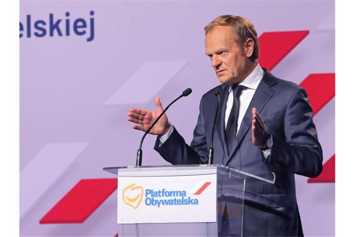 Tusk übernimmt Führung von Polens größter Oppositionspartei Donald Tusk wurde bei einem Konvent der Partei Bürgerplattform (Platforma Obywatelska) einstimmig zum Vize-Parteichef gewählt, der kommissarisch auch die Funktion des Vorsitzenden übernimmt. Foto: Wojciech Olkusnik/PAP/dpa