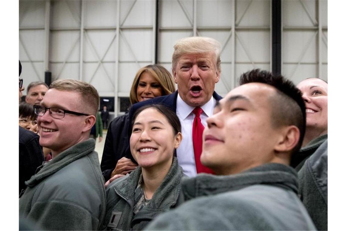 Donald und Melania Trump begrüßen Ende Dezember 2018 während eines Zwischenstopps auf dem Stützpunkt der US-Luftwaffe in Ramstein Militärangehörige. Foto: Andrew Harnik/AP/dpa