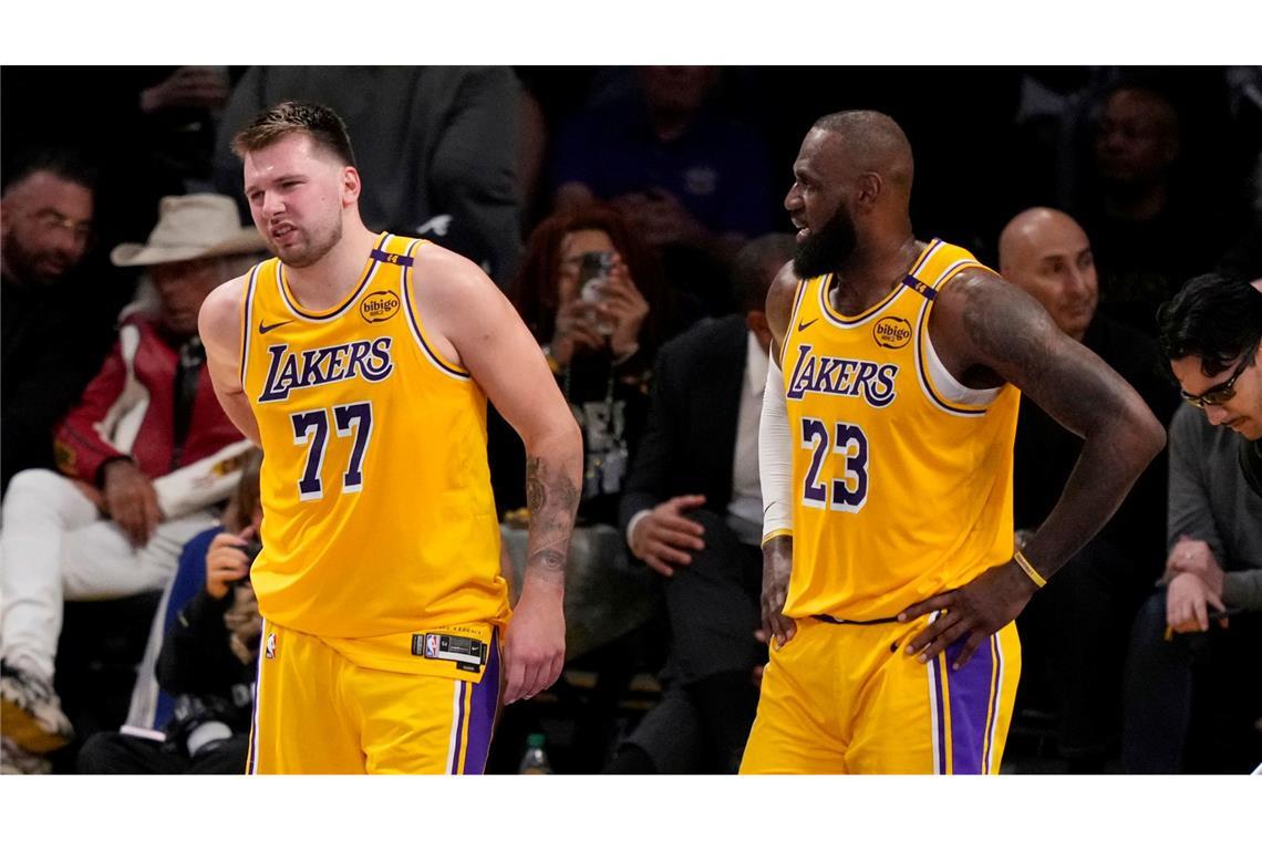 Lakers scheitern in NBA-Playoffs früh gegen Minnesota Doncic (l.) und James bekamen gegen die Timberwolves zu wenig Hilfe ihrer Mitspieler.