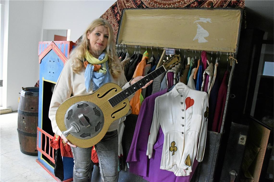 Donna Holderried hat erst vor Kurzem Kalanags Slide-Gitarre von einem Murrhardter erworben. Foto: E. Klaper