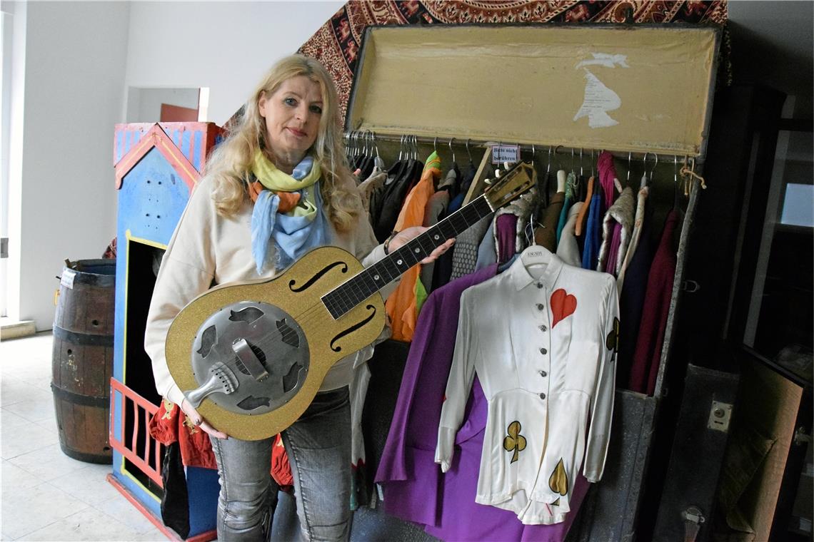Kalanag-Zaubermuseum ist im Aufbau Donna Holderried hat erst vor Kurzem Kalanags Slide-Gitarre von einem Murrhardter erworben. Foto: E. Klaper