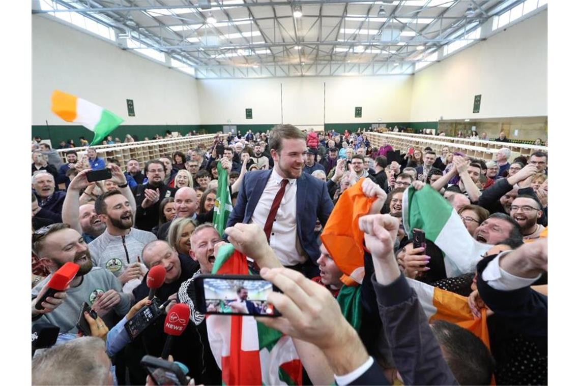 Donnchadh O Laoghaire (M), Abgeordneter der linksgerichteten Partei Sinn Fein, hat bei der Auszählung der Stimmen allen Grund zur Freude. Foto: Yui Mok/PA Wire/dpa
