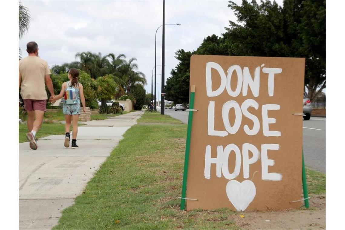„Don't Lose Hope“ (Verliere nicht die Hoffnung) mahnt ein Schild in der westaustralischen Metropole Perth. Foto: Richard Wainwright/AAP/dpa