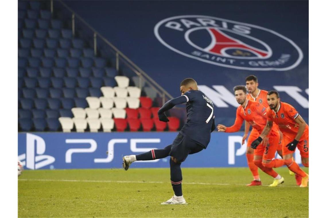 Doppel-Torschütze Kylian Mbappe erzielt per Strafstoß das erste seiner beiden Tore zum 3:0. Foto: Francois Mori/AP/dpa