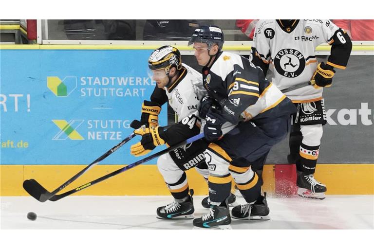 Doppel- und Siegtorschütze in Personalunion:&nbsp; Vincent Schlenker (vorne) traf für die Rebels im zweiten Drittel zum 1:1-Ausgleich und erzielte im dritten Spielabschnitt gegen Riessersee das entscheidende 4:3.