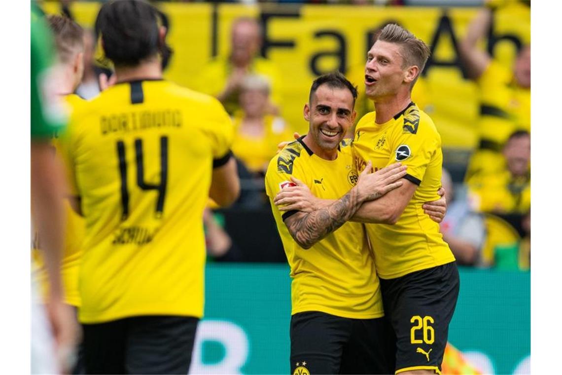 Doppelpacker Paco Alcacer jubelt mit Lukasz Piszczek (r) über seinen Treffer zum 4:1. Foto: Guido Kirchner