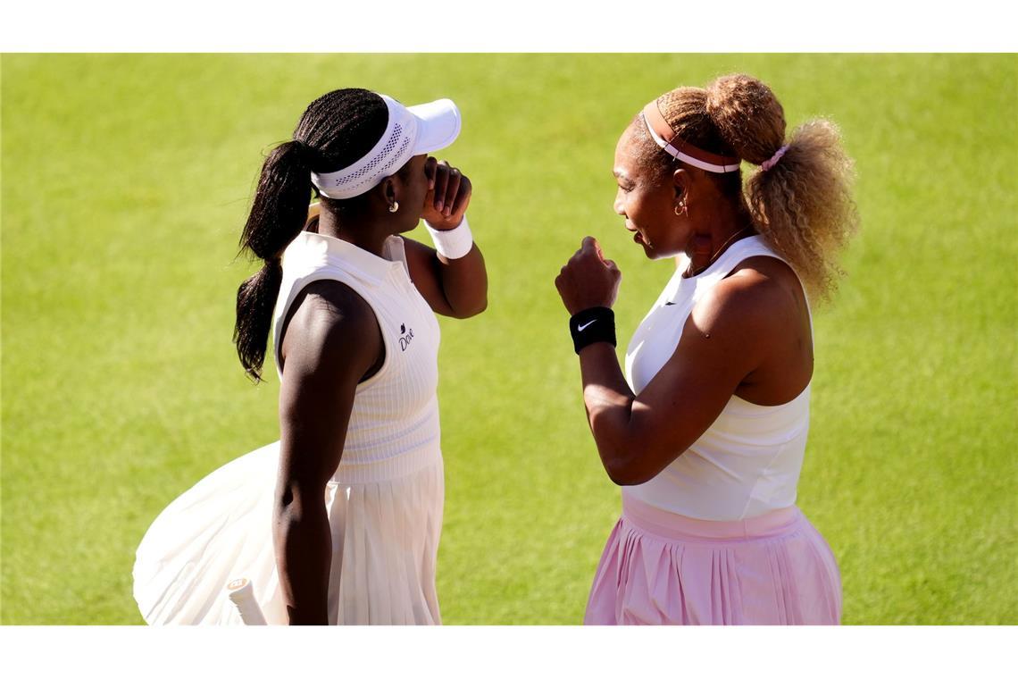 Doppelpartnerin Victoria Mboko (l) ist 25 Jahre jünger als Serena Williams (r).